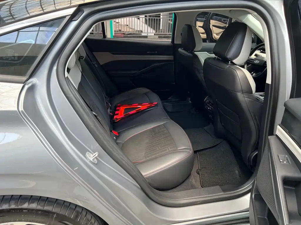 Ford Mondeo — миниатюра 7