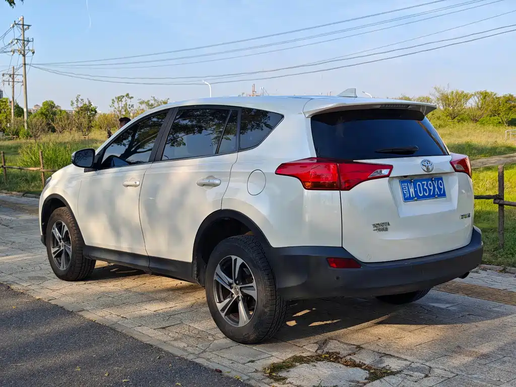 Toyota RAV4 — миниатюра 9