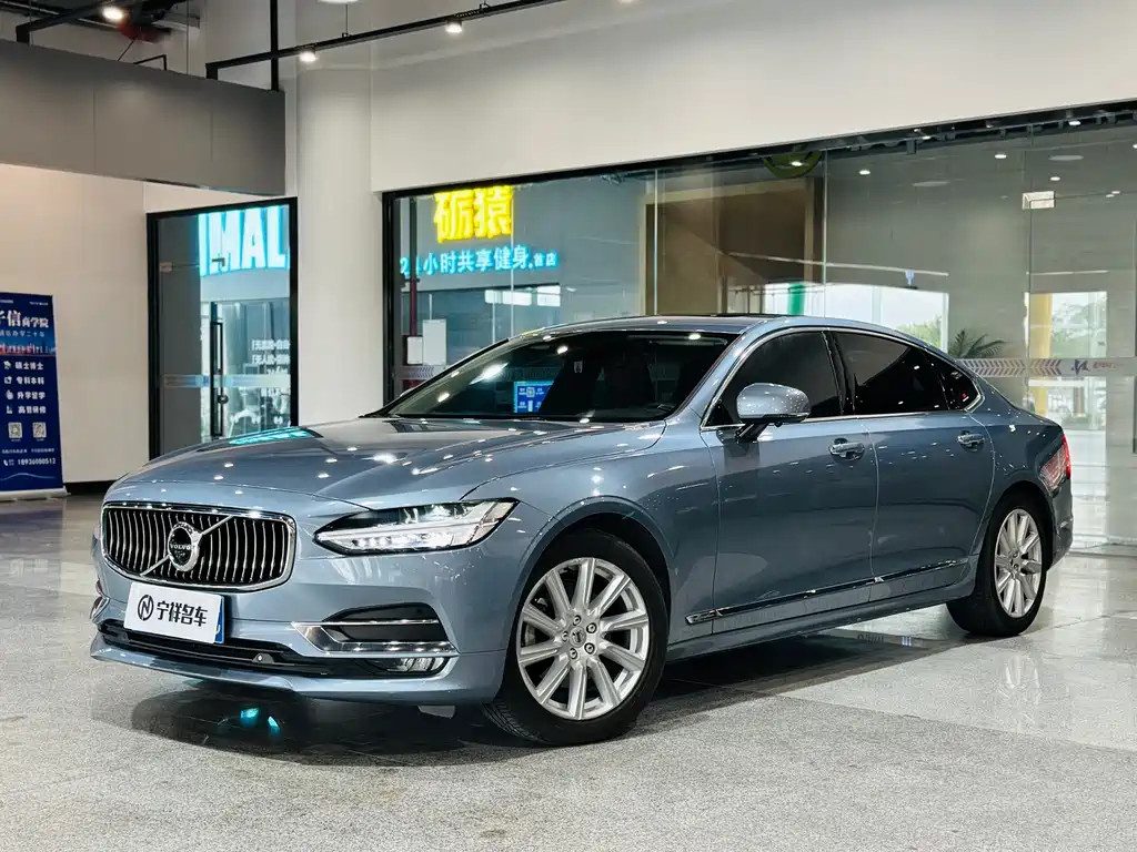 VOLVO  S90