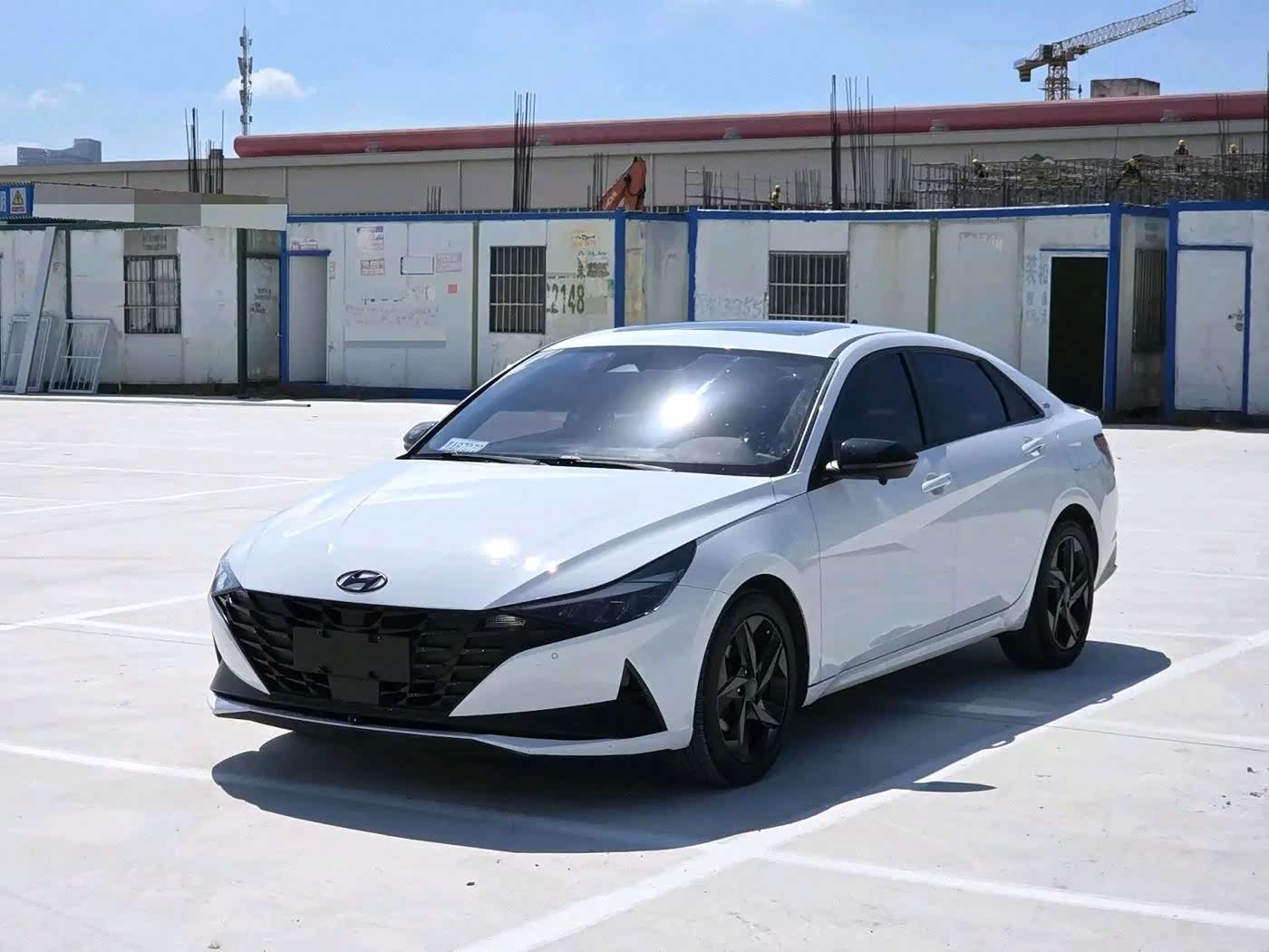 Hyundai Elantra 1.5 л 2023 г. Белый, пробег 47000 км