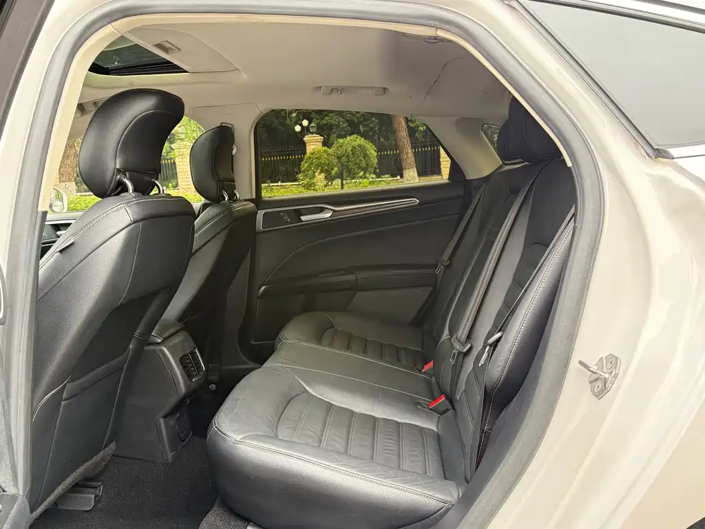 Ford Mondeo — миниатюра 12