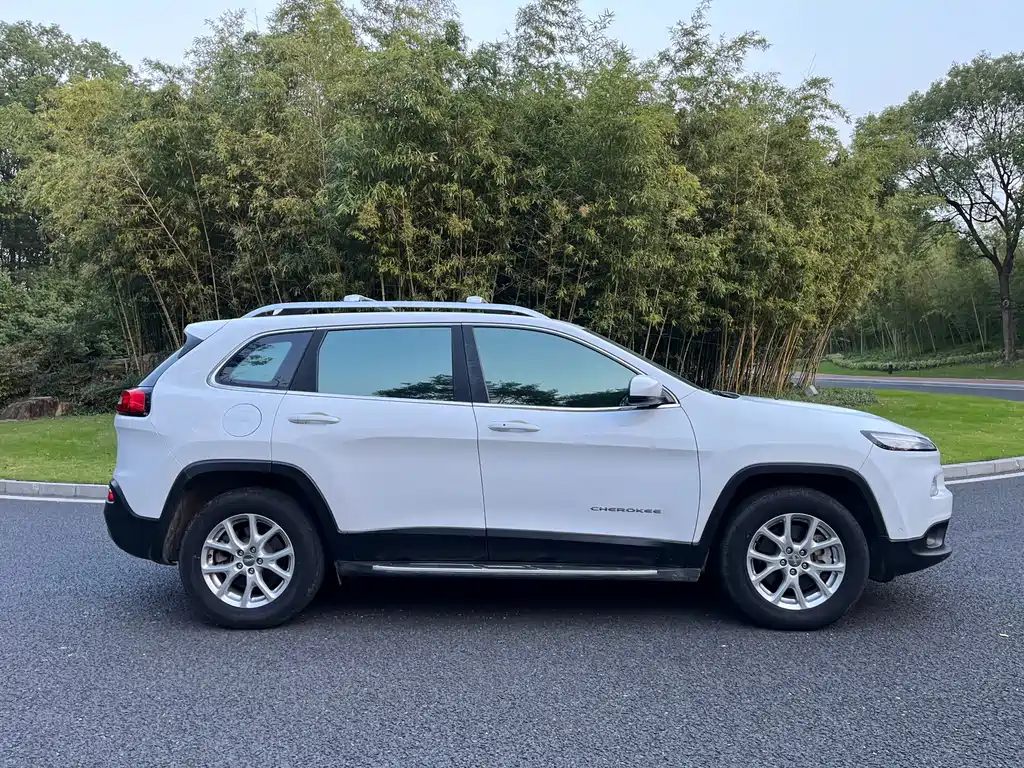 Jeep Cherokee — миниатюра 8