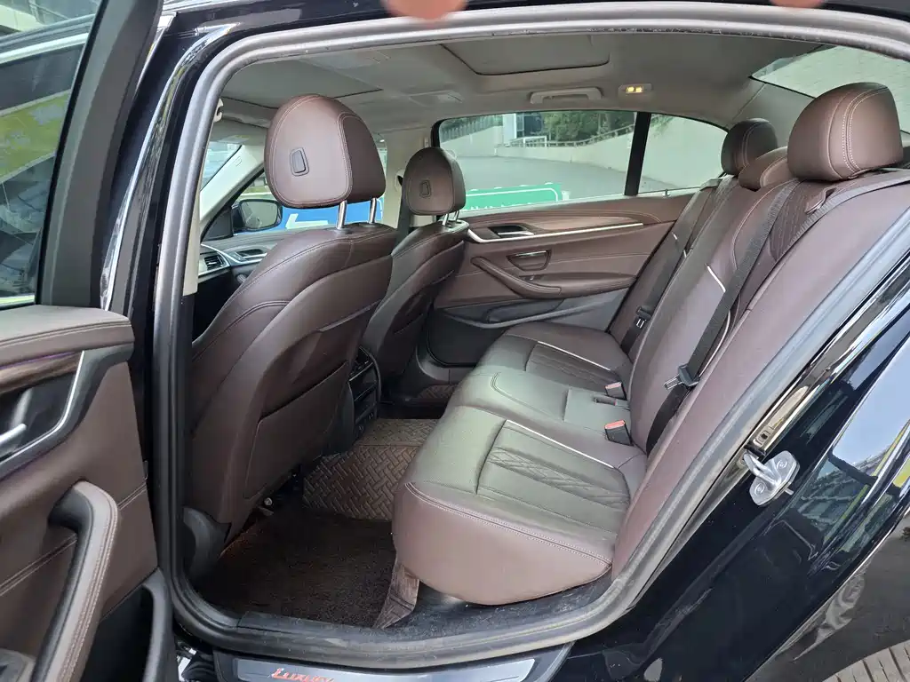 BMW 5 Series — миниатюра 9