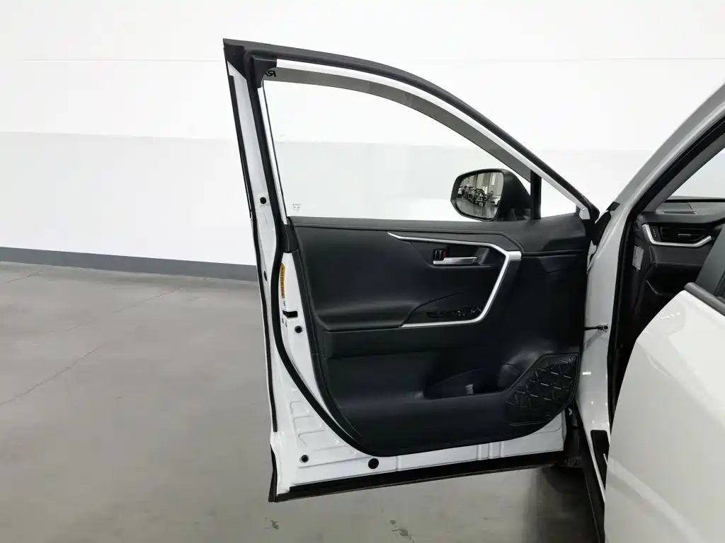 Toyota RAV4 — миниатюра 8
