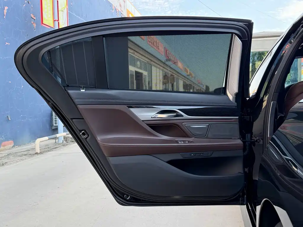 BMW 7 Series — миниатюра 10