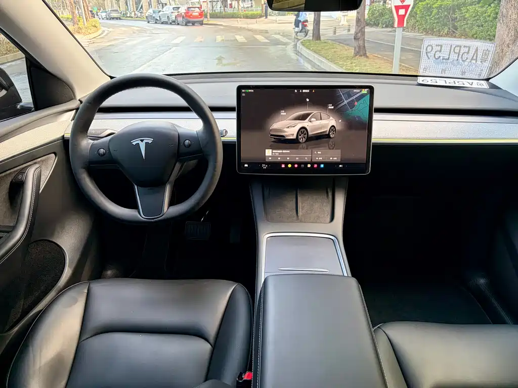 TESLA MODEL Y