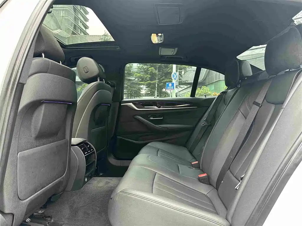 BMW 5 Series — миниатюра 18