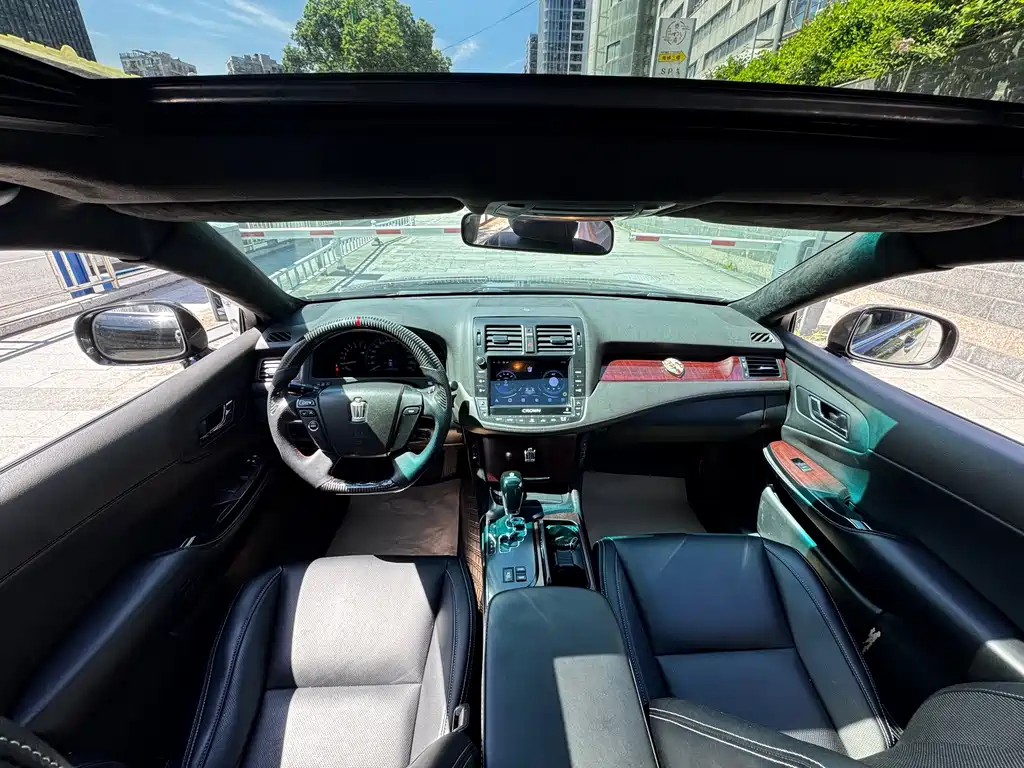 Toyota Crown — миниатюра 5