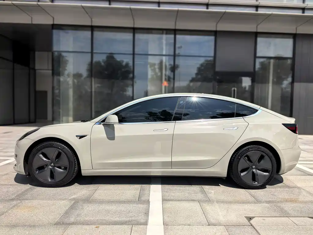 Tesla Model 3 — миниатюра 8