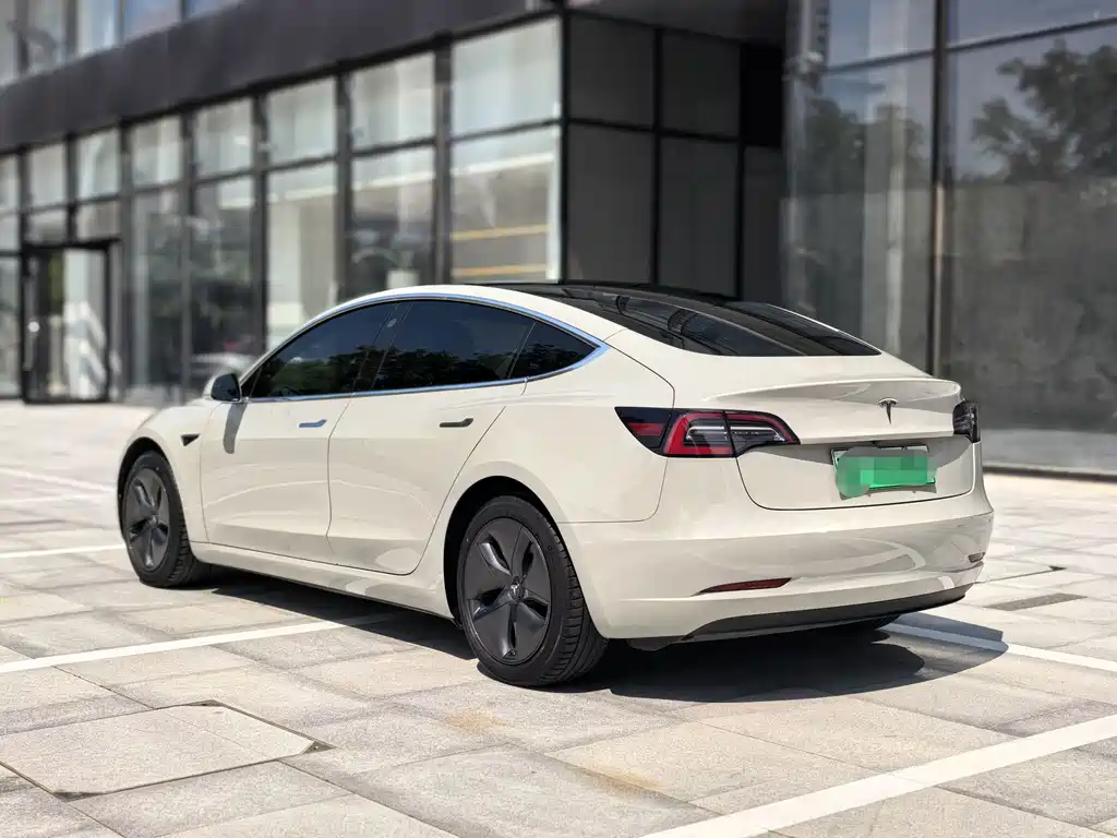 Tesla Model 3 — миниатюра 7