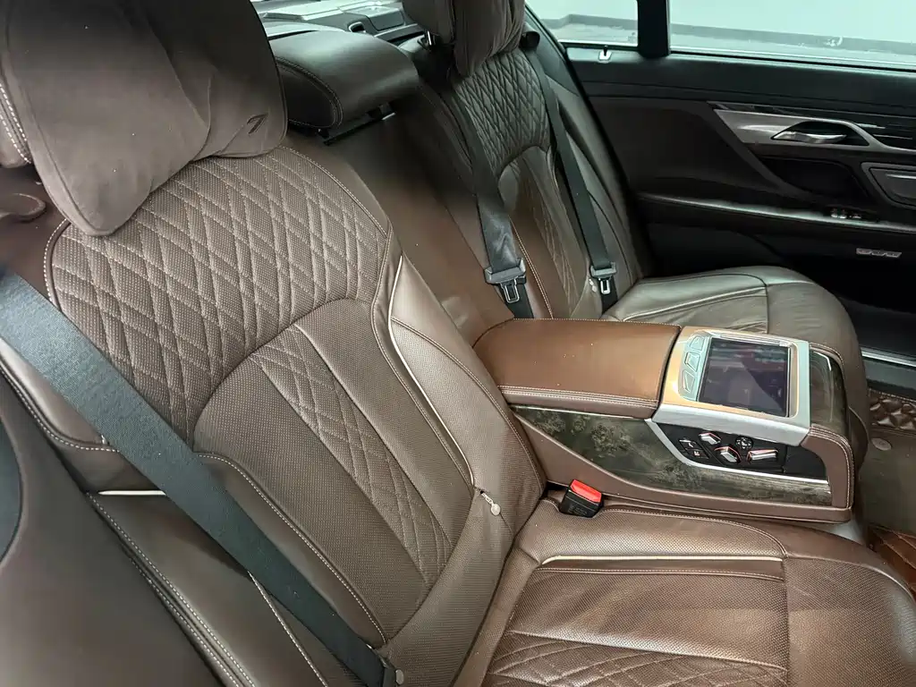 BMW 7 Series — миниатюра 7