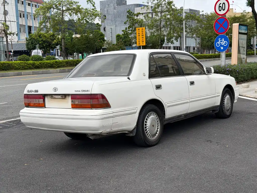 Toyota Crown — миниатюра 10