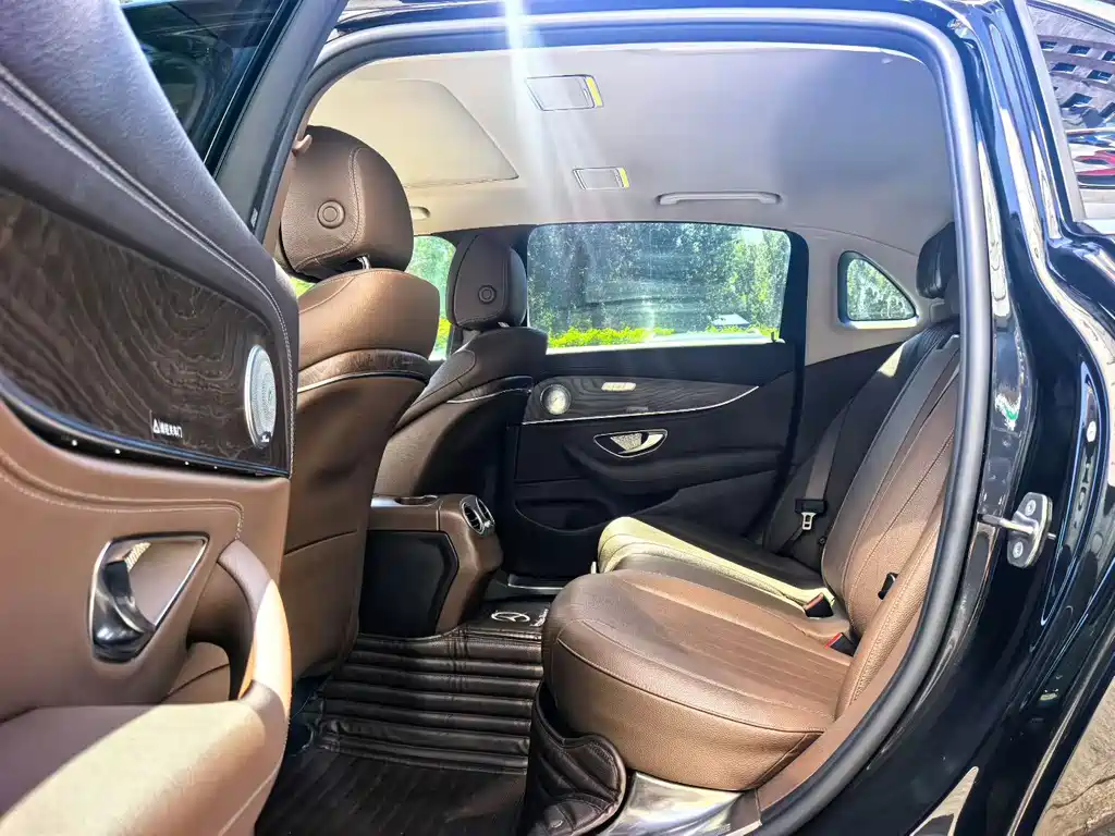 Mercedes-Benz E-Class — миниатюра 5