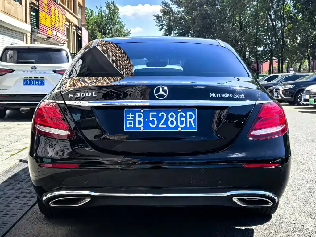Mercedes-Benz E-Class — миниатюра 7