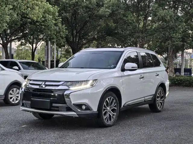MITSUBISHI OUTLANDER 2018
