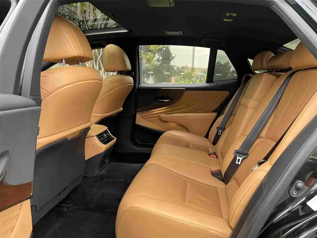 Lexus LS — миниатюра 3