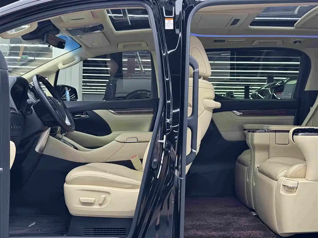 Toyota Alphard — миниатюра 8