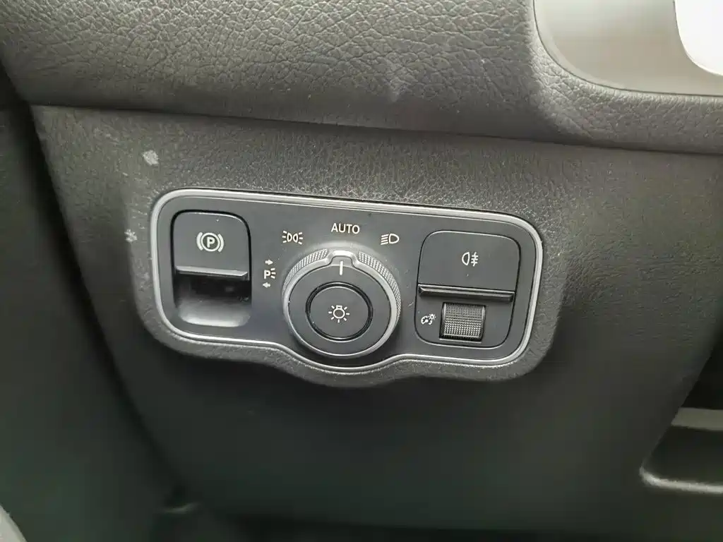 Mercedes-Benz GLB — миниатюра 21