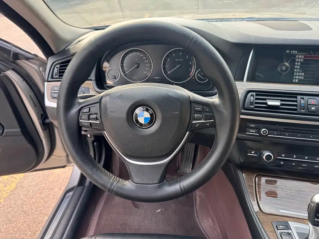 BMW 5 Series — миниатюра 11