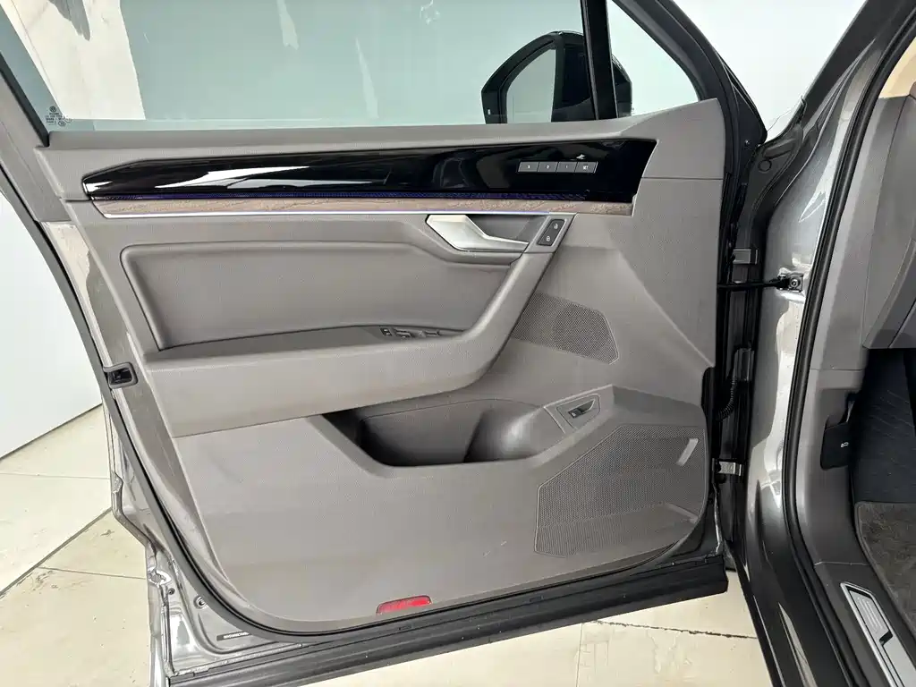 Volkswagen Touareg — миниатюра 10