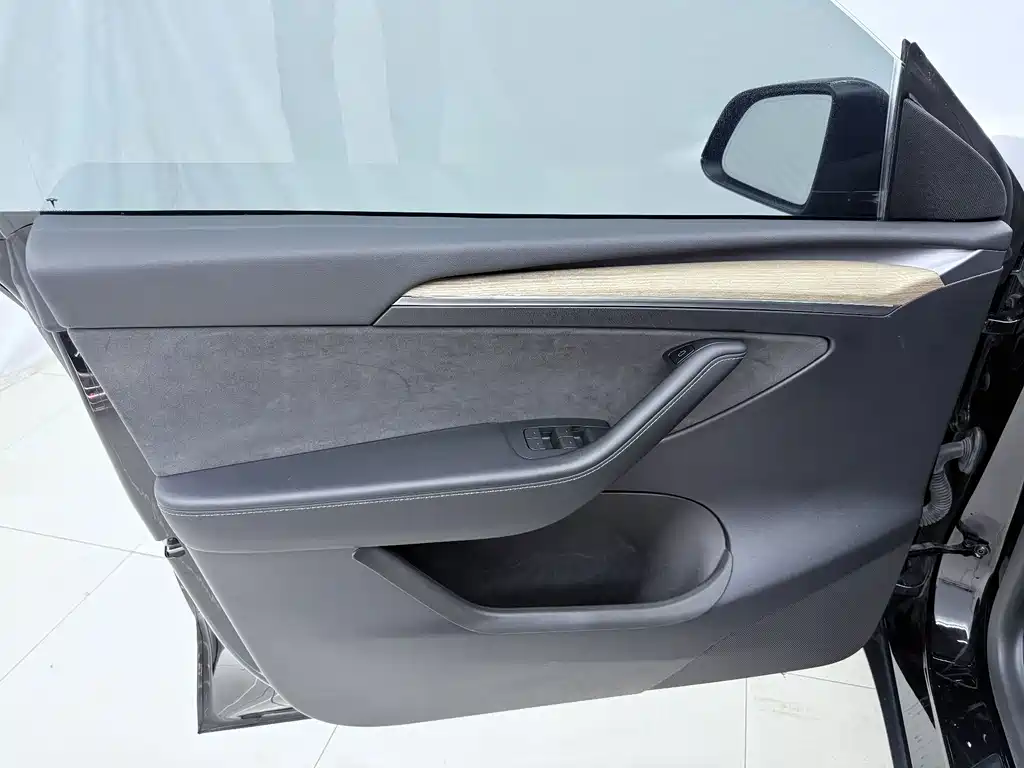 Tesla Model Y — миниатюра 17