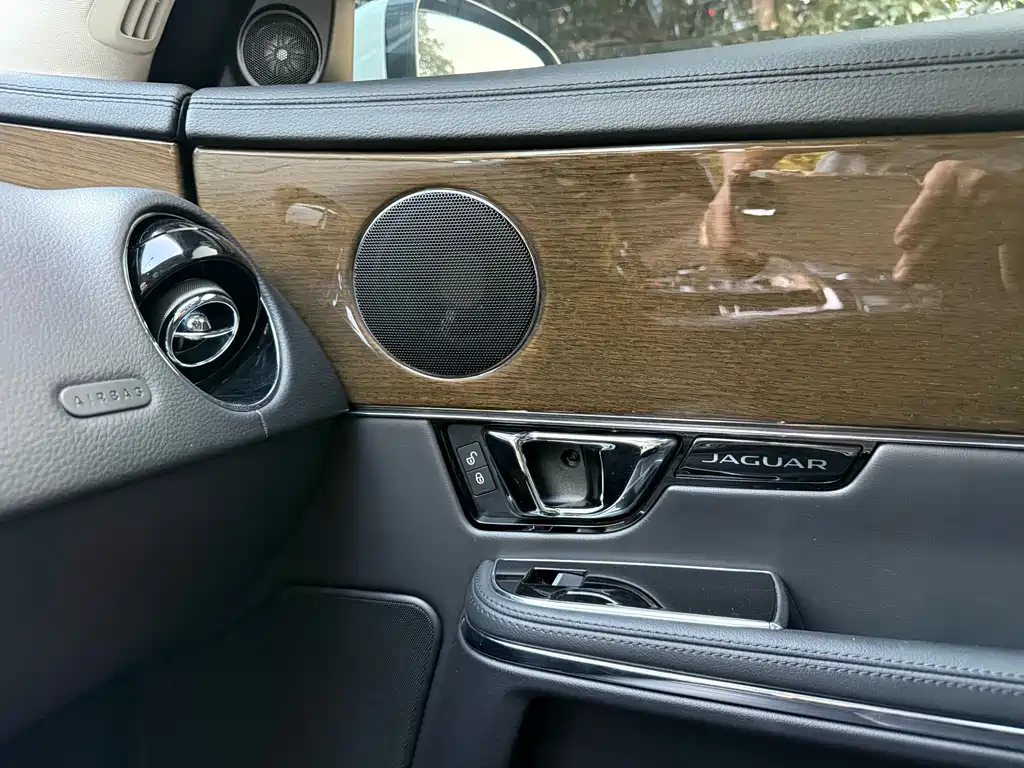 Jaguar XJ — миниатюра 17