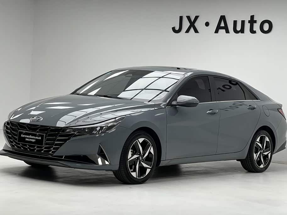 Hyundai Elantra 1.5 л 2022 г. Серебристо-серый, пробег 30000 км