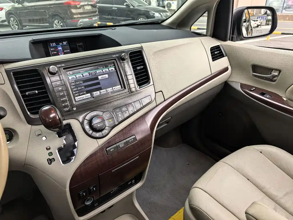 Toyota Sienna — миниатюра 9