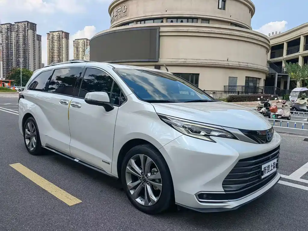 Toyota Sienna — миниатюра 3