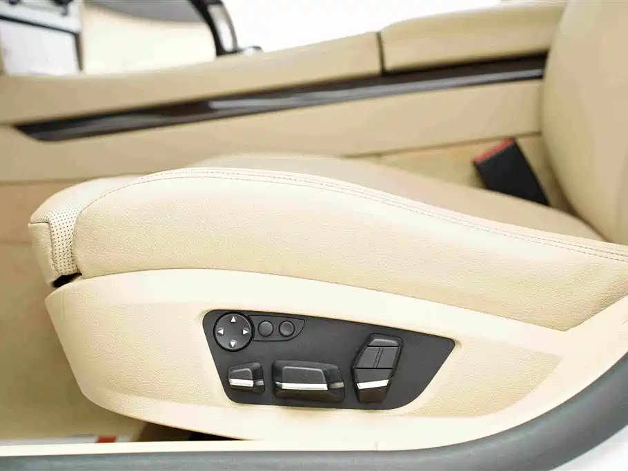 BMW 7 Series — миниатюра 8