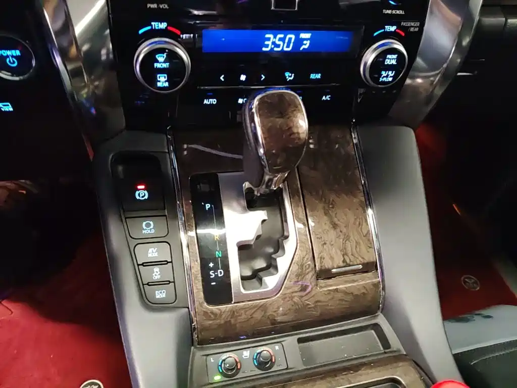 Toyota Alphard — миниатюра 19