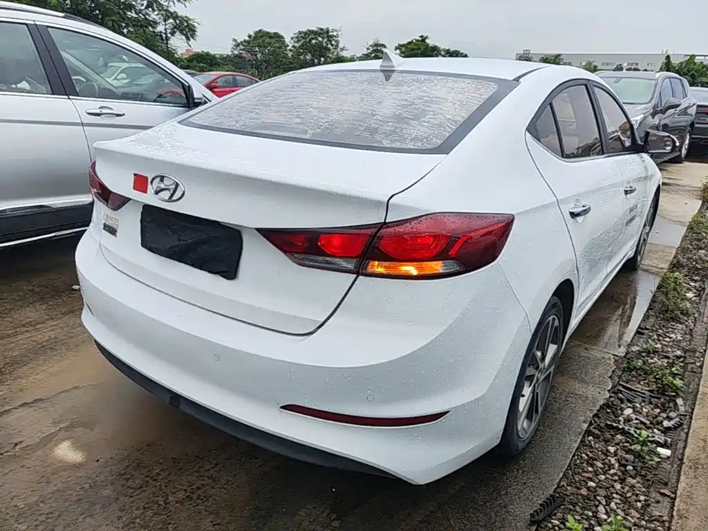 Hyundai Elantra — миниатюра 7
