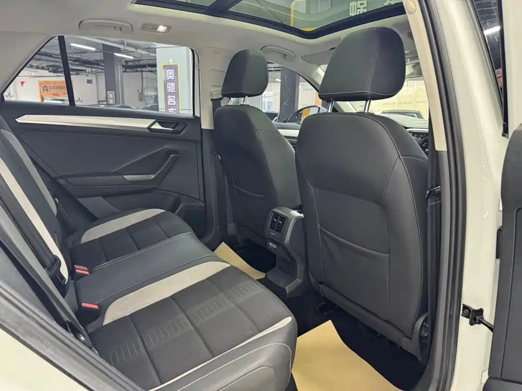 Volkswagen T-Roc — миниатюра 10