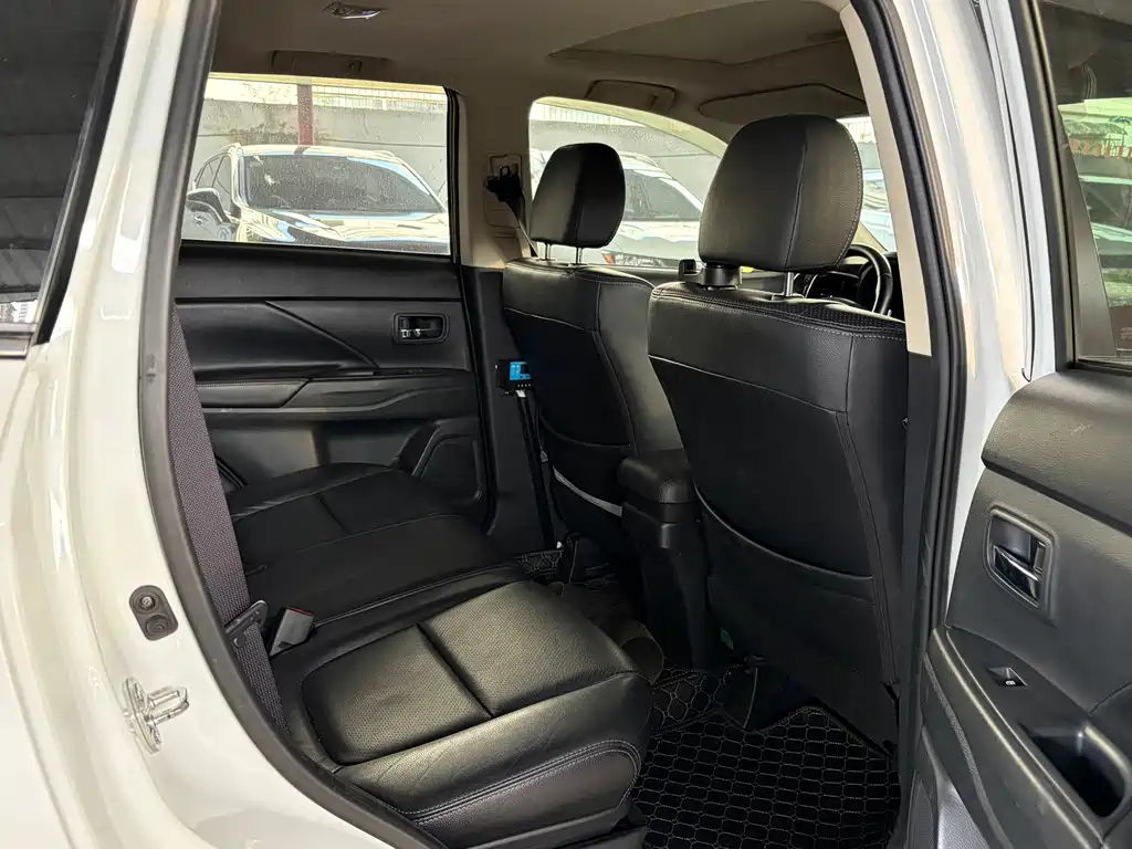 Mitsubishi Outlander — миниатюра 8