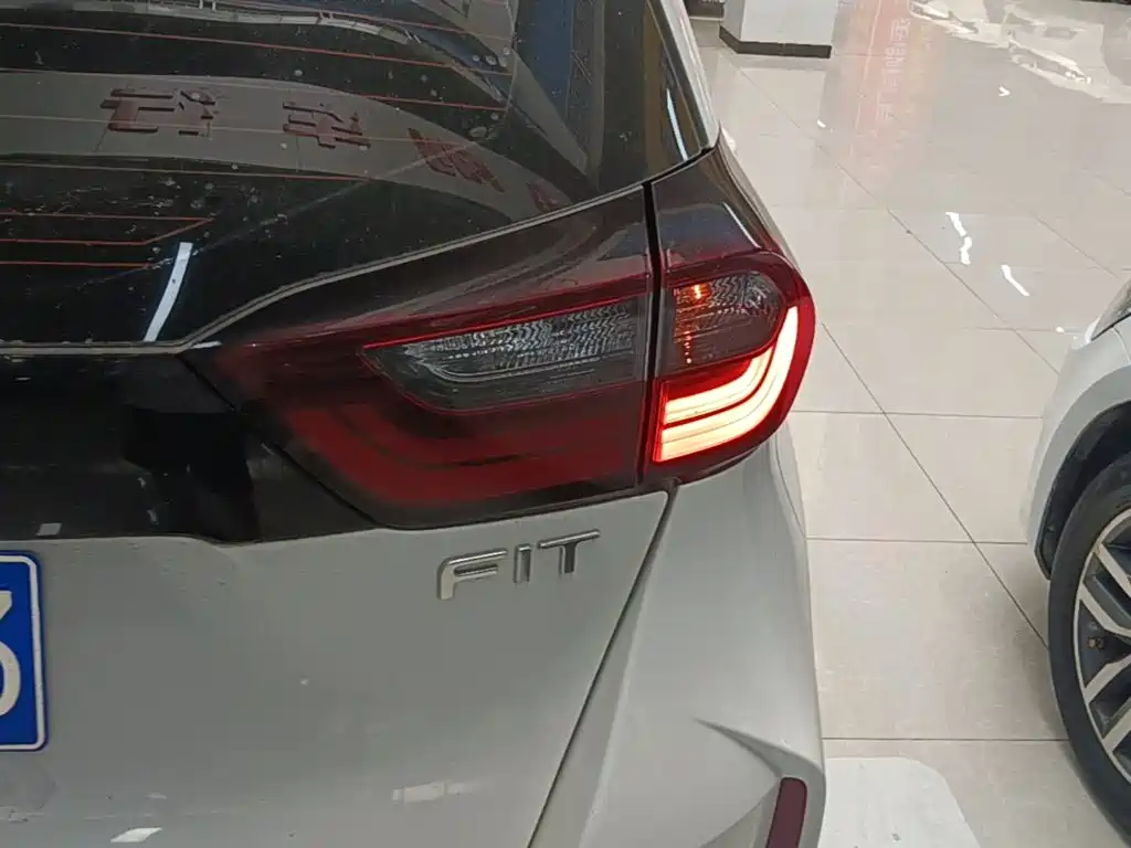 Honda Fit — миниатюра 8
