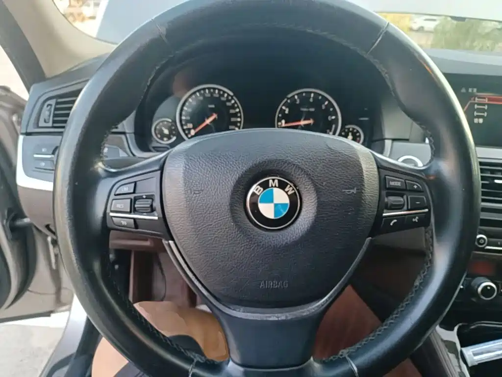 BMW 5 Series — миниатюра 11