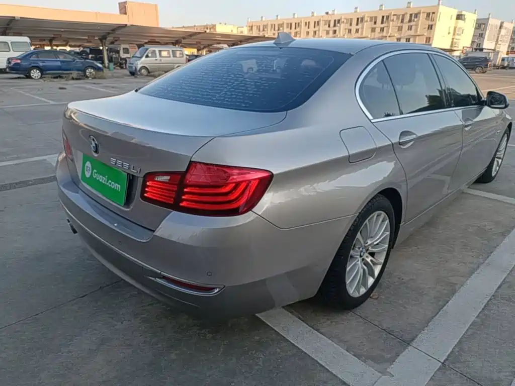 BMW 5 Series — миниатюра 7