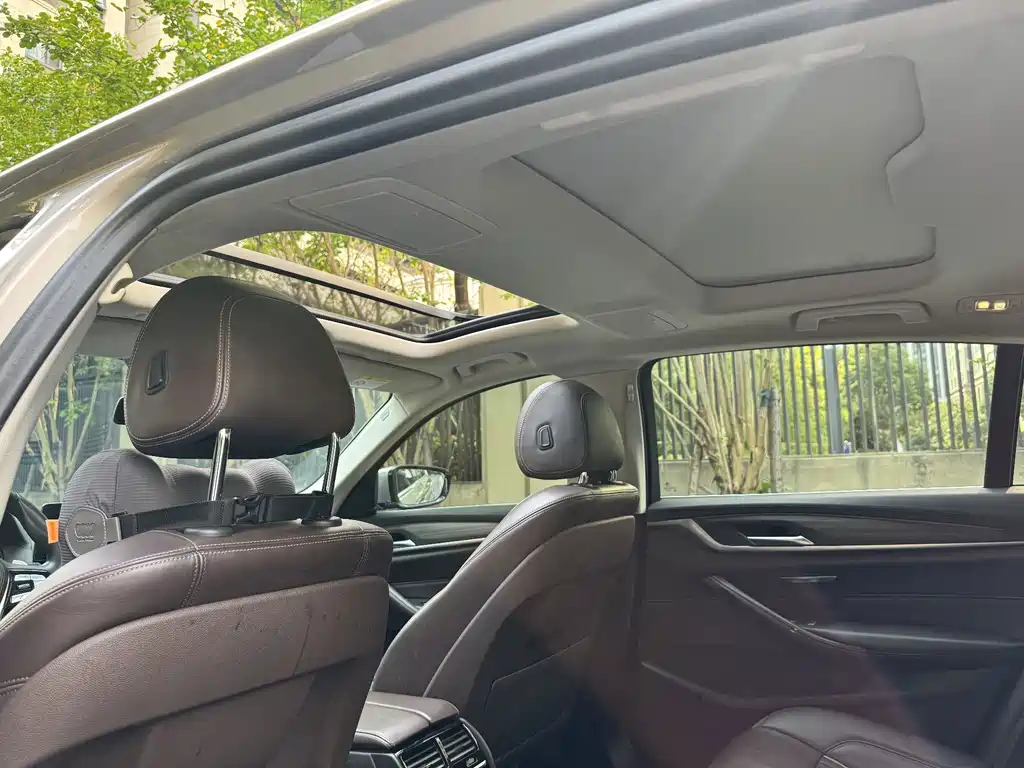 BMW 5 Series — миниатюра 13