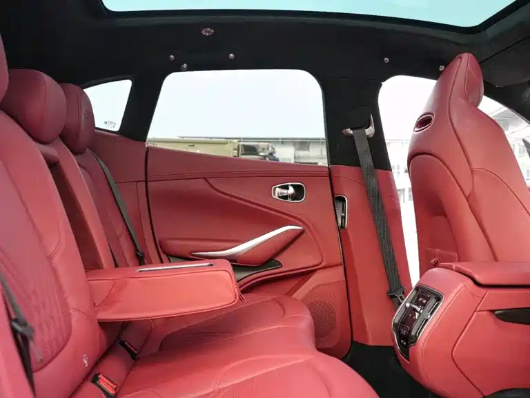 Aston Martin DBX — миниатюра 10