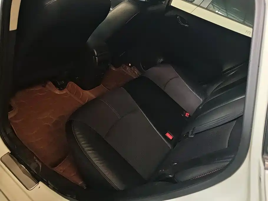 Nissan Tiida — миниатюра 11