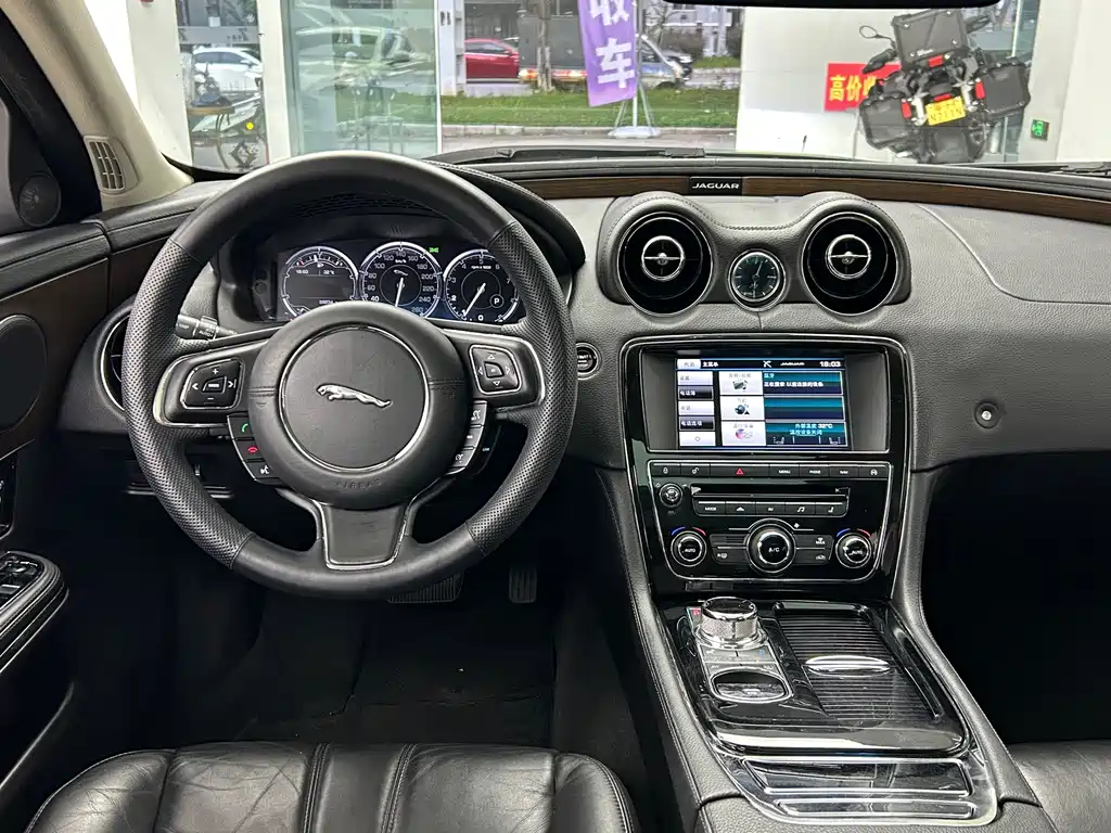 Jaguar XJ — миниатюра 6