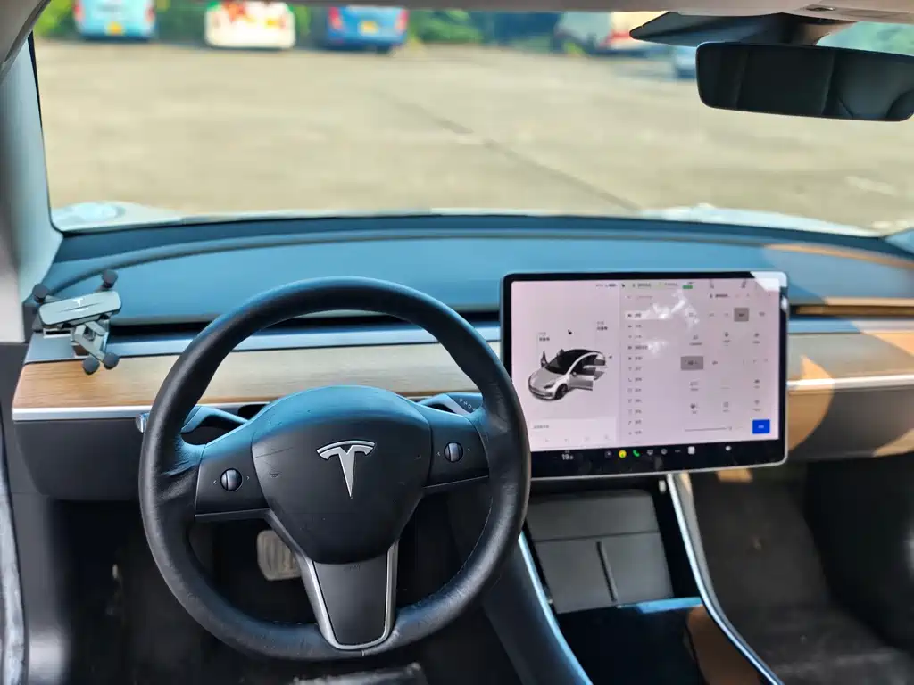 Tesla Model 3 — миниатюра 7