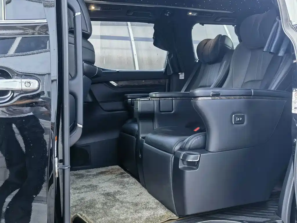 Toyota Alphard — миниатюра 9