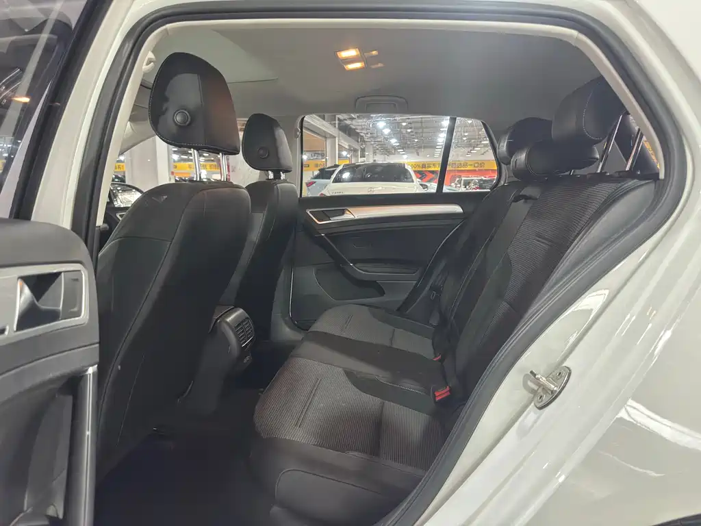 Volkswagen Golf EV — миниатюра 8