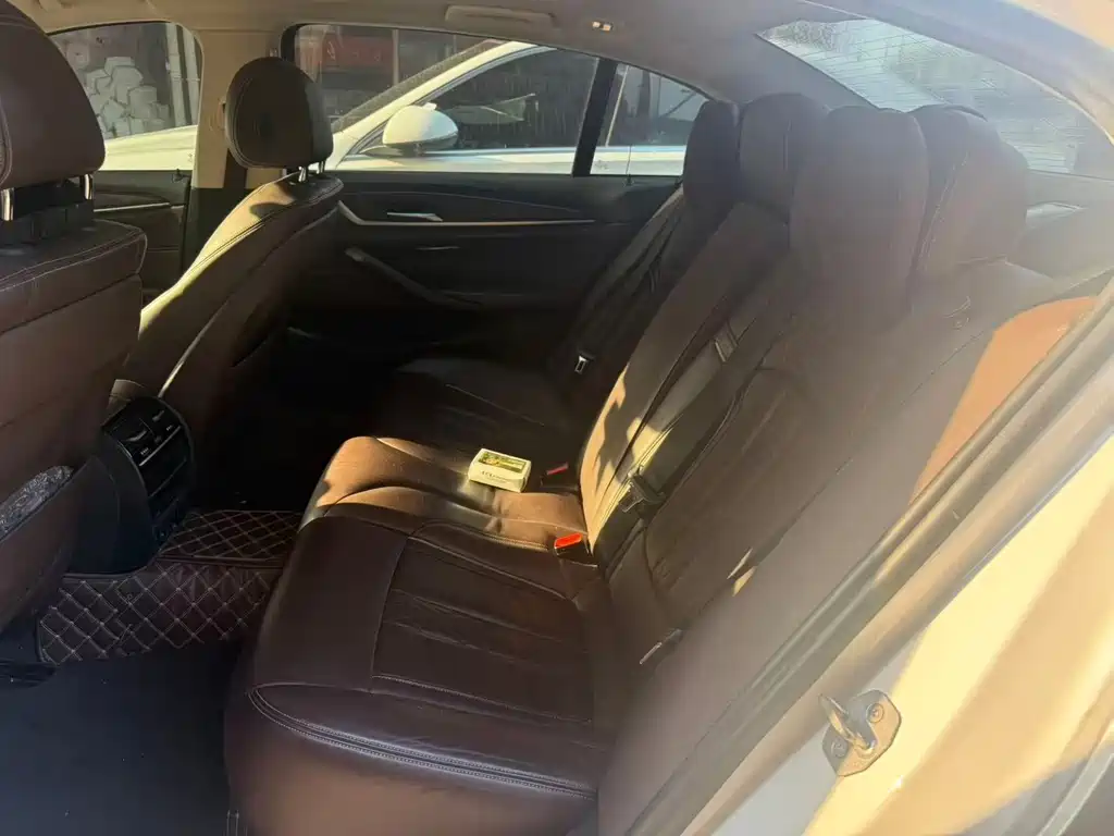 BMW 5 Series — миниатюра 8