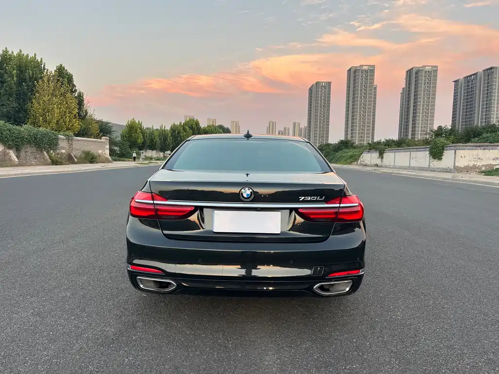 BMW 7 Series — миниатюра 6