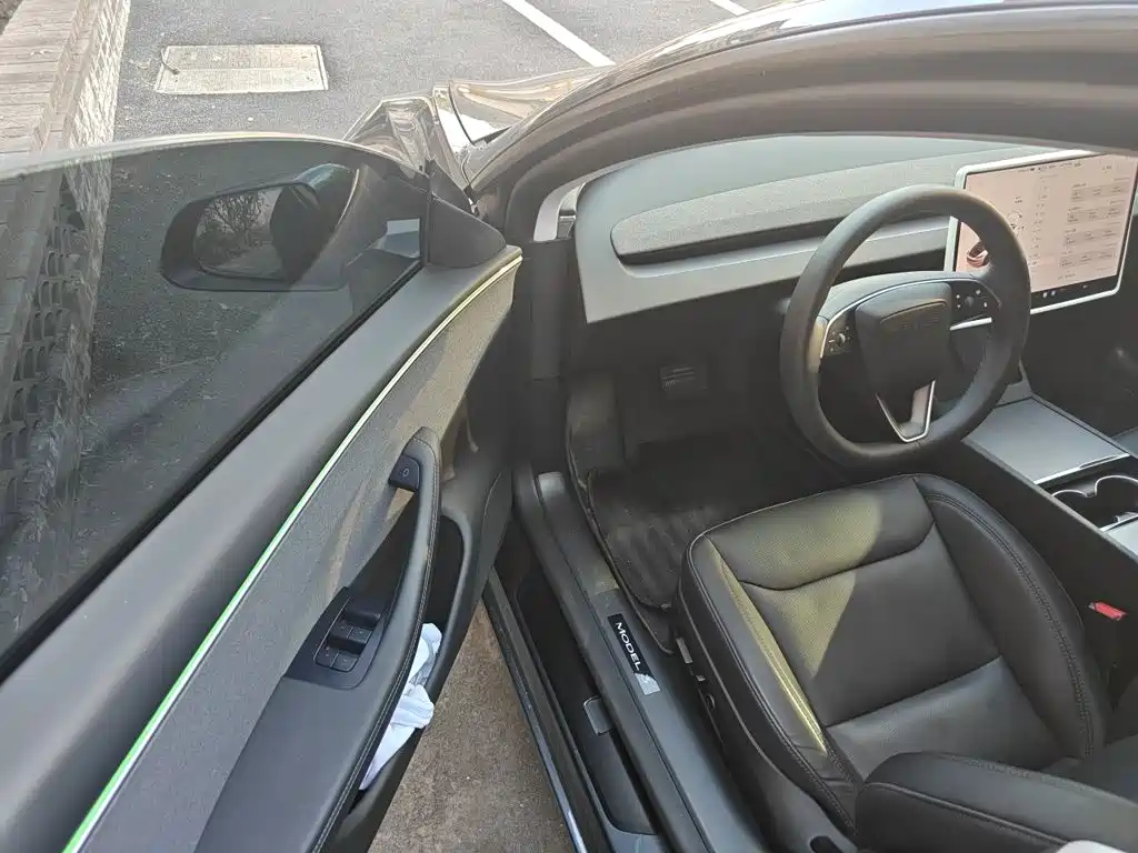 Tesla Model 3 — миниатюра 12