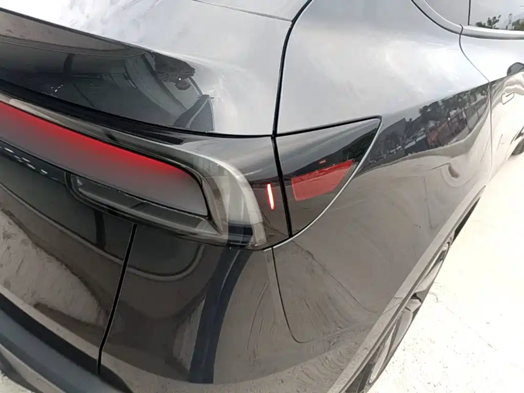 Tesla Model Y — миниатюра 8