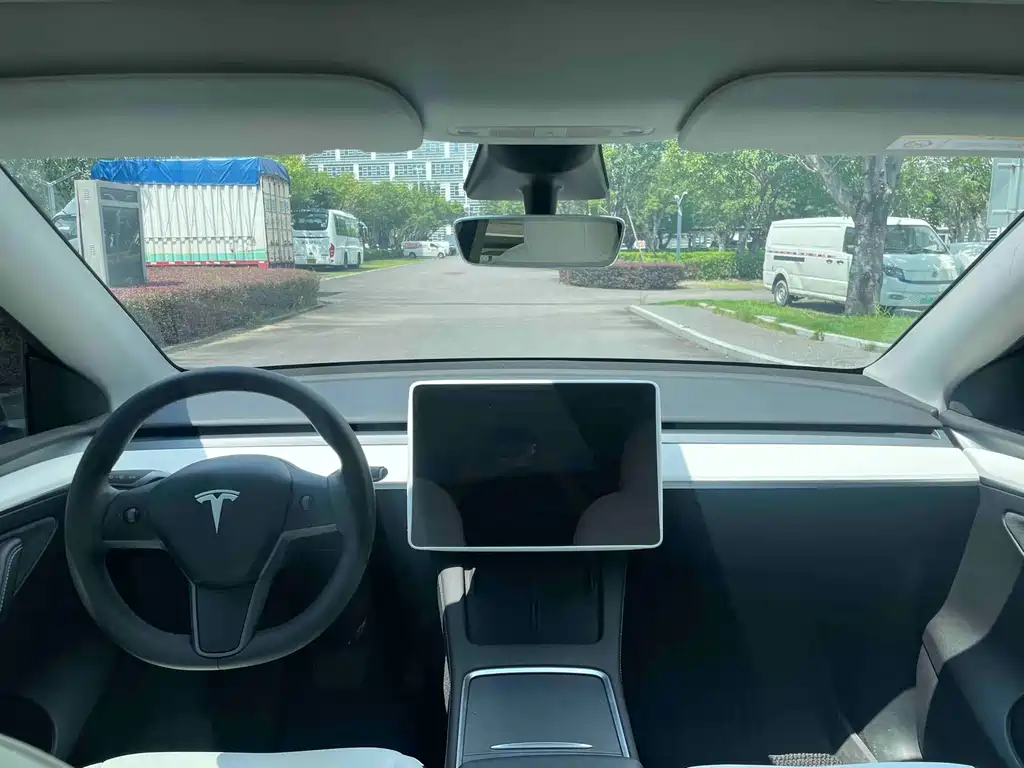 Tesla Model Y — миниатюра 9