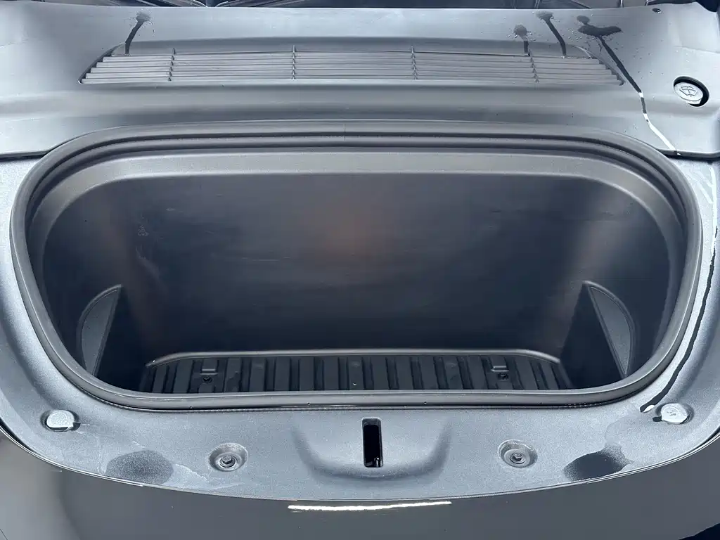 Tesla Model Y — миниатюра 10